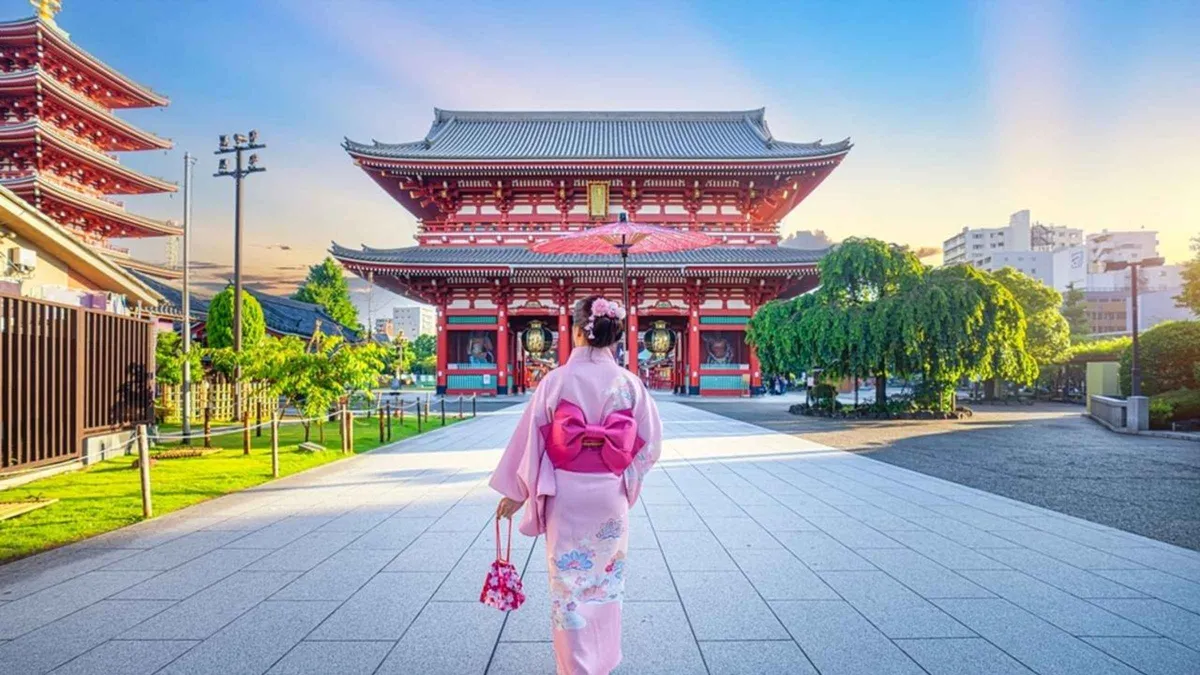 Group photographed in front of Sensō-ji temple during an Asakusa Tokyo photoshoot